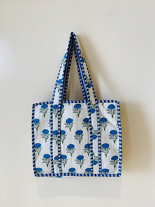 Sacs fourre-tout matelassés en coton faits main pour femmes, motif imprimé au bloc, logo personnalisé, fermeture éclair, collection Hiver-Printemps, vente en gros - Product Image 4