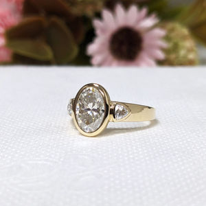 Bague de fiançailles et de mariage de luxe en or jaune massif 14 carats avec trois diamants ovales de 2,20 carats cultivés en laboratoire, sertis clos, certifiée IGI - Product Image 5