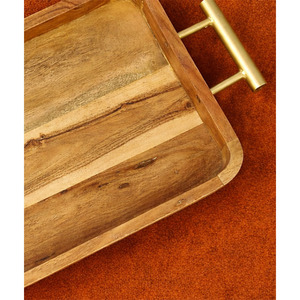 Ce plateau de service en bois présente des poignées dorées élégantes, alliant style naturel et classe moderne, idéal pour toute maison ou réunion. - Product Image 5