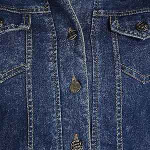 La artesanía premium se combina con precios asequibles para brindarte una experiencia de lujo sin gastar una fortuna en tops de mezclilla para mujer. - Product Image 4