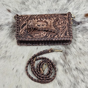 Sac à bandoulière vintage en cuir véritable avec motif floral gravé à la main et sangle tressée, fermeture à fermoir à poignée unique - Product Image 1