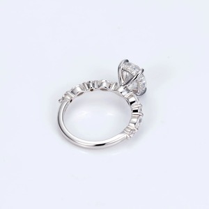 Anillo de compromiso con diamante de corte ovalado y piedras laterales marquise – Anillo de promesa inspirado en motivos florales en oro blanco para ella - Product Image 5