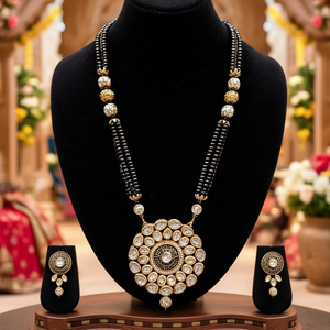 Ensemble de collier long glamour en pierres Kundan et perles - Bijoux de mariée raffinés - Product Image 3