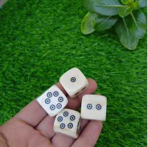 ลูกเต๋าทำจากกระดูกธรรมชาติจากอินเดีย เป็นมิตรกับสิ่งแวดล้อม งานฝีมือสมัยใหม่ ของสะสมแกะสลักด้วยมือ รูปทรงธรรมชาติ ชุดลูกเต๋า FAIZA CRAFT - Product Image 3