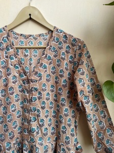 ชุดเดรสพิมพ์ลายด้วยมือ ผ้าฝ้ายอินเดีย เดรสยาว ชุดเดรสผ้าฝ้ายอินเดีย คอวี แขนยาว พิมพ์ลายดอกไม้ ชุดเดรสยาวแม็กซี่สำหรับผู้หญิง - Product Image 2