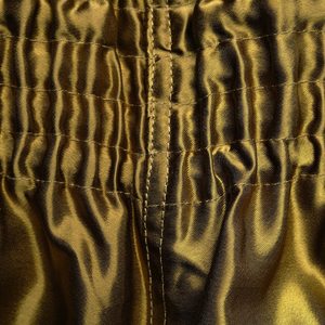 Shorts de Muay Thai de tela satinada premium, diseño personalizado, transpirables, ligeros, para entrenamiento en el gimnasio, cintura elástica, para hombres y mujeres. - Product Image 3