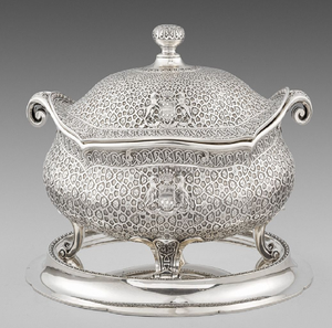 Sopera de plata pulida con borde de diseño griego y remate decorativo en forma de corona, disponible a precios de mayorista. - Product Image 3