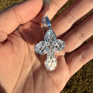 Colgante Religioso Unisex de Plata de Ley 925 con Moissanita, Corte Brillante Redondo VVS, Hecho a Mano, con Cruz - Product Image 3
