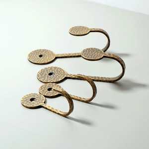 Gancho de latón hecho a mano, antideslizante, diseño clásico, gancho de latón para sujetar ropa, accesorios para armario, de Universal Overseas - Product Image 2