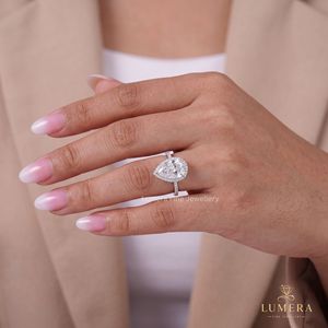 Anillo Elegante con Diamante Cultivado en Laboratorio en Forma de Pera, Certificado IGI, Engastado con Micropavé Continuo y Halo, Estilo Vintage - Product Image 1