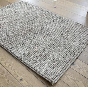 Alfombra de Lana Mezclada Gruesa Abstracta en Crema y Beige Hecha a Mano - Diseño Moderno, Ecológica y Apta para Mascotas, Tamaños Personalizados Disponibles - Product Image 5