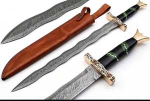 Couteau artisanal en acier Damas à flamme ondulée, avec manche en bois vert et corne noire, et garde en laiton à motifs - Product Image 4