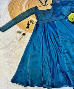 ชุดเดรสผ้าไหม Fendi ประดับเลื่อมและลูกปัดสุดหรู พร้อมผ้าคลุมไหล่และเข็มขัดคาดเอว เหมาะสำหรับงานเทศกาล ราคาขายส่ง เสื้อผ้าชาติพันธุ์ สีเขียวอมฟ้า - Product Image 3