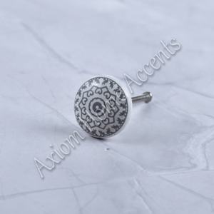 Boutons en céramique fabriqués à la main avec finition brillante pour améliorer les poignées d'armoire par Axiom Home Accents - Product Image 4