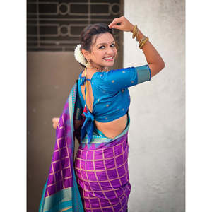 Sari en soie douce à carreaux violets Elite Weaves avec contraste traditionnel Zari tissé, élégant pour club - Product Image 2
