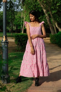 เดรสยาวสีชมพูสไตล์โบฮีเมียนสำหรับฤดูร้อน พิมพ์ลายด้วยมือ ผ้าฝ้าย 100% แขนกุด คอเหลี่ยม แต่งลายปักดอกไม้ - Product Image 6
