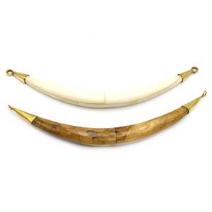 Colgante de luna creciente hecho a mano con hueso natural de buey: Cuerno tallado con engaste de oro para llevar a precios asequibles. - Product Image 6