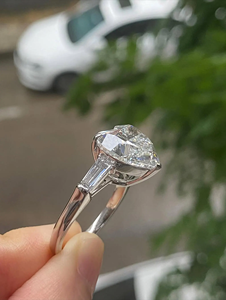 Anillo de compromiso de oro blanco de 14 quilates con diamante cultivado en laboratorio de 1.50 quilates, corte corazón, color E-F, con tres piedras y anillo de boda con piedras baguette laterales. - Product Image 6