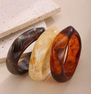 Elegant Wide Resin <b>Bangle</b> <b>Bracelet</b> With Glitter Finish Modern Fashion Accessories For Women Everyday Style - Product Image 6
