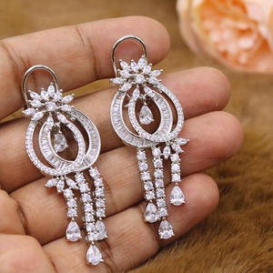 Pendientes de Araña Chapados en Oro y Plata con Diseño Floral y Corte de Pera, Certificados por IGI, Joyería de Boda para Mujer, con Brillos Deslumbrantes - Product Image 3