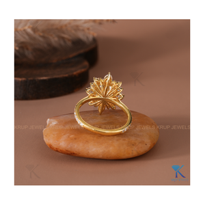 Anillo Clásico Art Deco con Corte Esmeralda y Detalles en Forma de Pera en Oro Amarillo, Anillo Apilable para Mujer, Joyería Minimalista de Lujo - Product Image 5