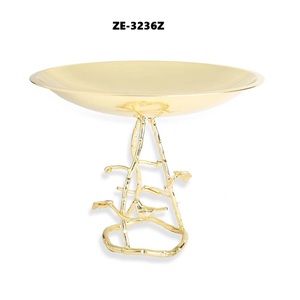 Support de présentation de desserts de luxe fait main pour services de traiteur professionnels, support à gâteau en métal irrégulier doré ZE-3236Z non toxique - Product Image 1