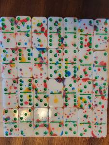 Jeu de dominos en résine faits à la main avec des taches colorées et des points verts dans un étui transparent, pièces de jeu d'art à collectionner - Product Image 3