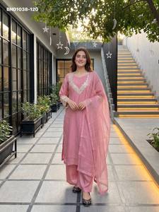 Kurti rosa de seda de diseño elegante con cordones, lentejuelas y trabajo manual, listo para usar, con conjunto de blusa, pantalón y dupatta, a precio de mayorista. - Product Image 4