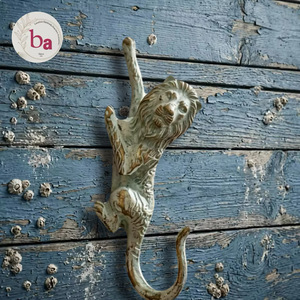 Gancho de pared individual Ba Lion vintage de hierro fundido hecho a mano para ropa, instalación autoadhesiva, diseño en latón blanco envejecido - Product Image 1