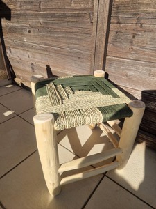 Elegante y Duradero Taburete de Madera para Decoración del Hogar, con Logotipo Personalizable, Mueble Perfecto para Restaurantes y Espacios de Vida, de Exportador Indio - Product Image 2