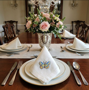 Serviettes de table en lin brodées papillon, carrées classiques personnalisées, réutilisables, durables, lavables en machine, avec ourlet festonné, pour la maison - Product Image 1