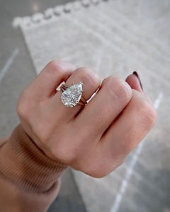 แหวนเพชรทรงลูกแพร์ขนาด 4.50 กะรัต เพชรเพาะเลี้ยง ตัวเรือนทองคำขาว 14K แบบ 5 กรงเล็บ แหวนวงแหวนแยกส่วน แหวนหมั้นแบบโซลิแทร์ - Product Image 5