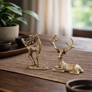 Magnifique ensemble de 2 objets de table en forme de rennes, finition dorée, parfait pour la décoration de table d'appoint, un style festif et une utilisation pour la présentation à la maison - Product Image 1