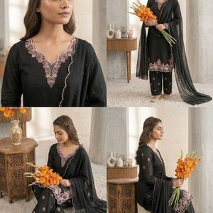 Top de crepé francés pesado de diseñador con bordados, con pantalón a juego y dupatta de georgette de zorro pesado con encaje bordado para mujer - Product Image 2