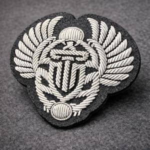 Patch brodé à la main en fil métallique 3D de luxe sur mesure, résistant à l'eau, respectueux de l'environnement, base en feutre de qualité supérieure - Product Image 1