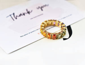 Anillo de Eternidad Everlasting Iris con Corte Esmeralda, Zafiros Naturales Multicolor y Diamantes, Prisma Royale, Oro de 14K, Arcoíris - Product Image 4