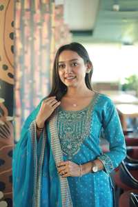 Conjunto de Kurti Tradicional Modesto Indio-Pakistaní para Mujer, Última Tendencia, Shalwar Kameez Étnico Premium para Fiestas y Eventos - Product Image 3