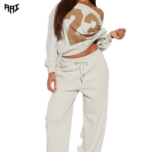 Conjunto deportivo de mujer de moda para otoño/invierno, top con hombros caídos, pantalón deportivo oversize, estampado con el número 23 y diseño liso, 100% algodón. - Product Image 1