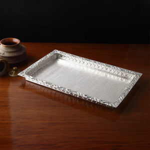 Plateau de service carré argenté, finition métallique polie, design élégant, utilisation résidentielle, vaisselle décorative, plat à dessert en laiton - Product Image 2
