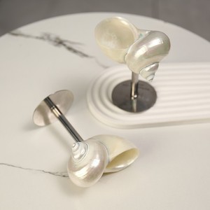 Verre à vin en coquillage marin et métal, design élégant, idéal pour les environnements hôteliers haut de gamme. - Product Image 2