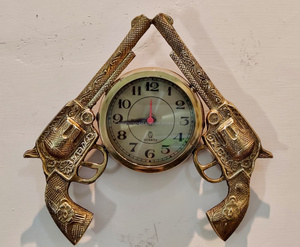 Reloj de Pared Decorativo de Latón Antiguo con Diseño de Pistola Vintage y Detalles Florales en Relieve, Regalo Único para Coleccionistas de Armas - Product Image 5