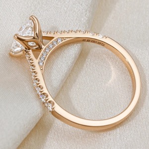 Anillo de Compromiso y Boda con Diamante Cultivado en Laboratorio de Corte Princesa de 1 Quilate, Oro Amarillo de 14K y Banda Pavé - Product Image 4