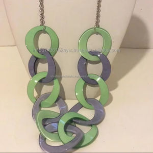 Collar de eslabones de resina multicolor con accesorios de joyería de forma de corte ovalado - Product Image 1