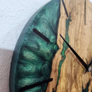 Horloge murale en bois et résine faite à la main, très demandée, style moderne, en époxy, pour salon, chambre, bureau, disponible à la vente - Product Image 5