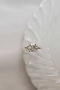 Anillo de Compromiso de Tres Piedras con Diamante Cultivado en Laboratorio con Corte Esmeralda, Oro Sólido de 14k/18k, Anillos de Boda Modernos Cónicos de 1.7mm, Venta al Por Mayor - Product Image 3