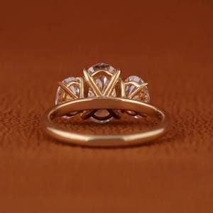 Anillo de Oro con Tres Piedras de Moissanita, Corte Brillante Redondo, Engaste de Garras, Joyería de Compromiso y Boda Personalizada - Product Image 1