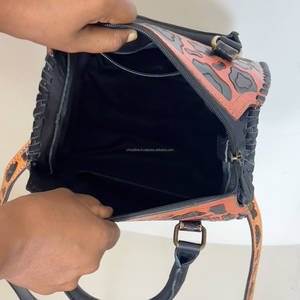 Bolso de lona personalizado de cuero vacuno con estampado de leopardo, bolso cruzado de lujo hecho a mano con cremallera para mujer, unisex, para viaje. - Product Image 6