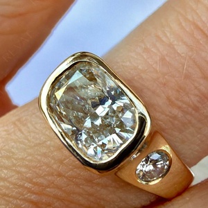 Anillo de Compromiso de Tres Piedras con Diamante Cultivado en Laboratorio de 2 Quilates, Corte Alargado, Certificado IGI - Product Image 2