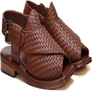 Chappal de cuero charol negro hecho a mano con doble suela, correa con hebilla de cuero genuino, plantilla cómoda y exterior de goma. - Product Image 3