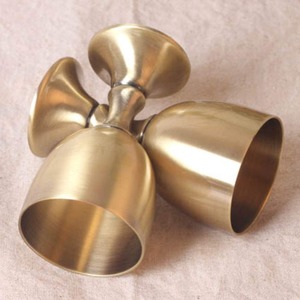 Copa de Vino Minimalista de Metal Plateado Pulido, Artículos de Bar Modernos - Product Image 1